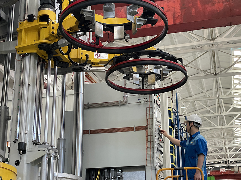 中化橡機高等級乘用子午線輪胎液壓定型硫化機成功下線